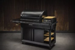 Holzpelletgrill Traeger Timberline XL INT, Schwarz -Camping Rabatt Geschäft Timberline XL 2021 Hero Angled 002 10 24576