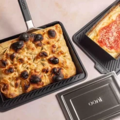 Ooni Detroit Pizzablech, Medium -Camping Rabatt Geschäft lecker teig zubereiten mit ooni pizzablech edelstahldeckel pizza backen 1000 9 27315