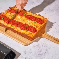 Ooni Detroit Pizzablech, Medium -Camping Rabatt Geschäft pizza klassiker aus den usa einfach zubereiten mit ooni zubehoer edelstahlpizzablech mit deckel 1000 8 27315