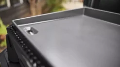 Weber SLATE GP56 Premium Gasgrill - Black | Ausstellungsstück -Camping Rabatt Geschäft schwarzer griddle premium gasgrill weber slate gp56 dual zone hitze porzellanemaillierte grillflaeche 1000 8 27741